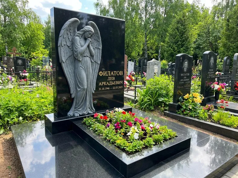 Памятник с барельефом — выполненная работа 31 в Калининграде
