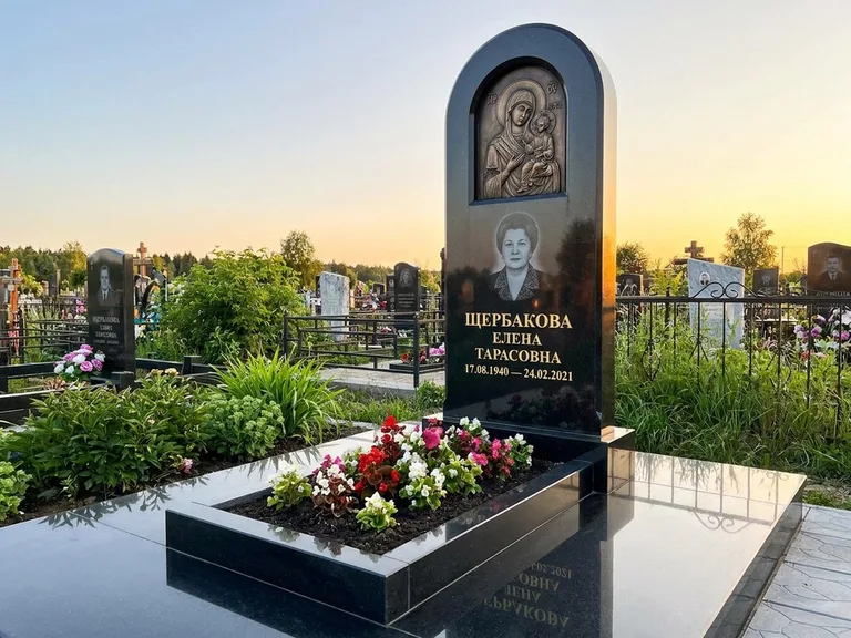 Памятник с барельефом — выполненная работа 35 в Калининграде