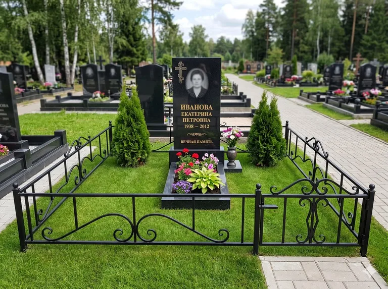 Зелёный газон на могильном участке в Калининграде