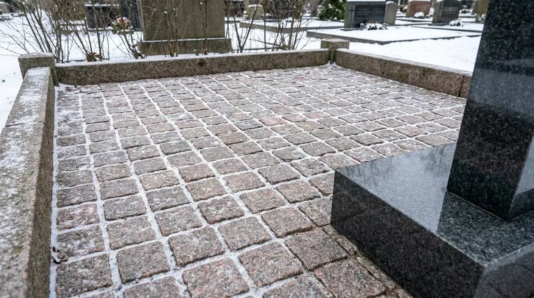 Мощение участка серой гранитной плиткой с цоколем, образец ПМ004 в Калининграде