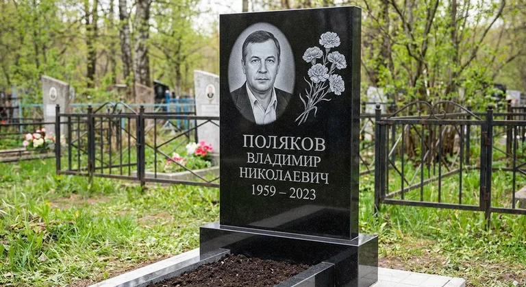 Памятник с гравировкой гвоздик — выполненная работа «Поляков» в Калининграде