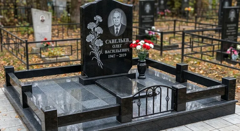 Памятник с гравировкой гвоздик — выполненная работа «Савельев» в Калининграде