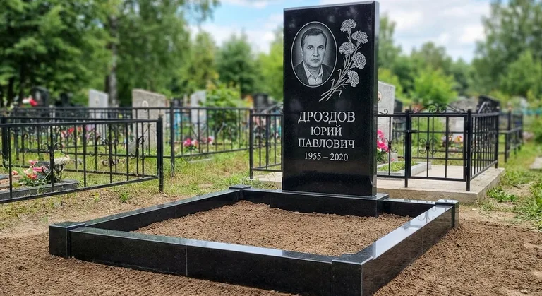 Памятник с гравировкой гвоздик — выполненная работа «Дроздов» в Калининграде