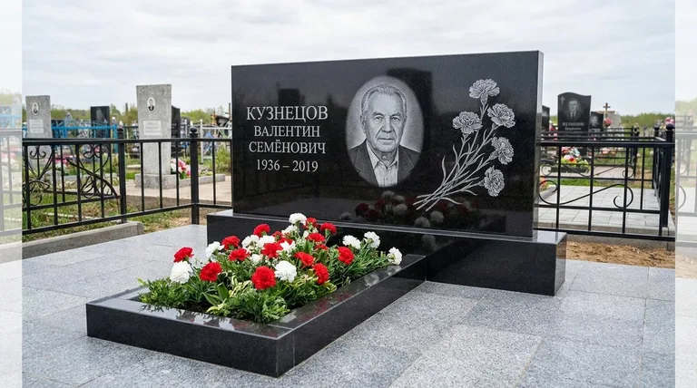 Памятник с гравировкой гвоздик — выполненная работа «Кузнецов» в Калининграде
