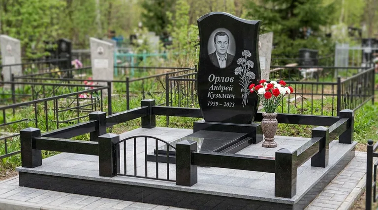 Памятник с гравировкой гвоздик — выполненная работа «Орлов» в Калининграде