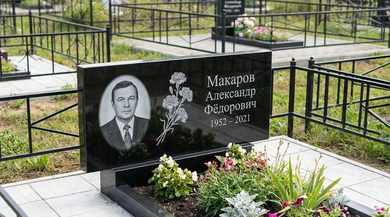 Памятник с гравировкой гвоздик — выполненная работа «Макаров» в Калининграде