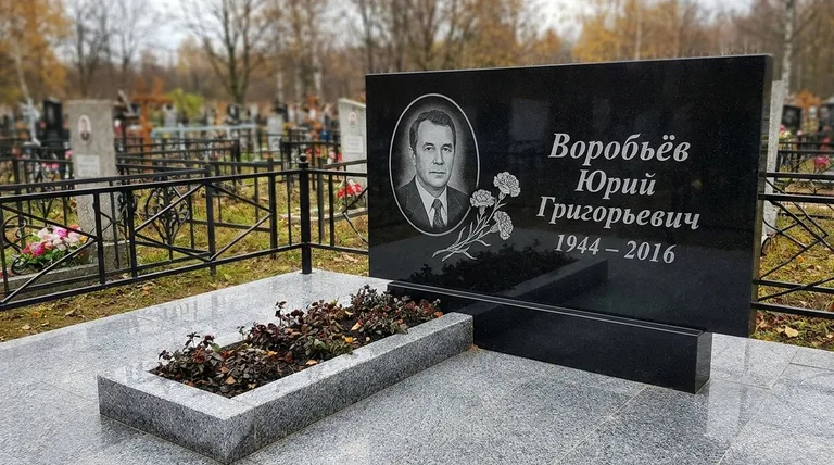 Памятник с гравировкой гвоздик — выполненная работа «Воробьёв» в Калининграде