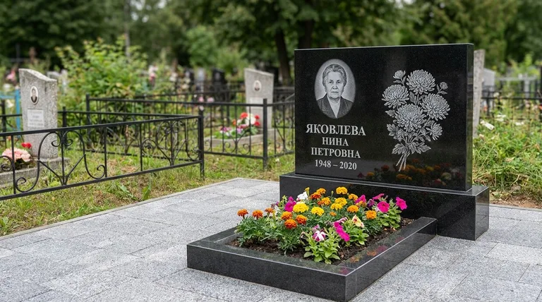 Памятник с гравировкой хризантем — выполненная работа «Соколов» в Калининграде