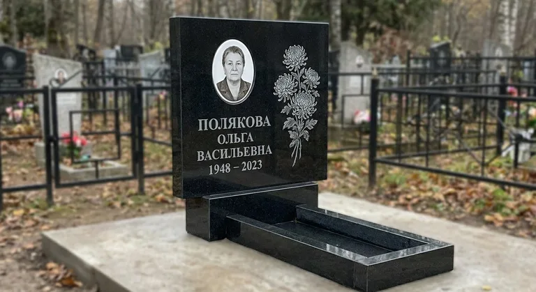 Памятник с гравировкой хризантем — выполненная работа «Полякова» в Калининграде