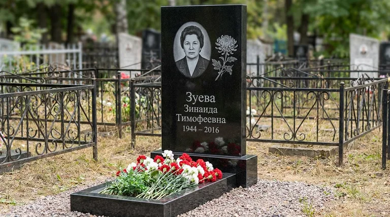 Памятник с гравировкой хризантем — выполненная работа «Зуева» в Калининграде