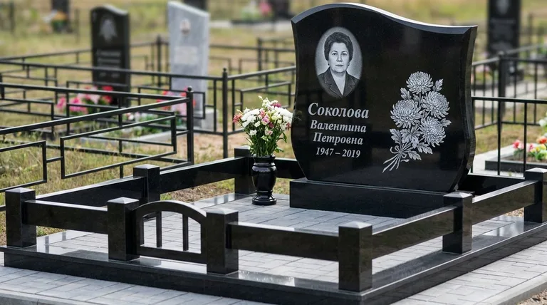 Памятник с гравировкой хризантем — выполненная работа «Соколова» в Калининграде