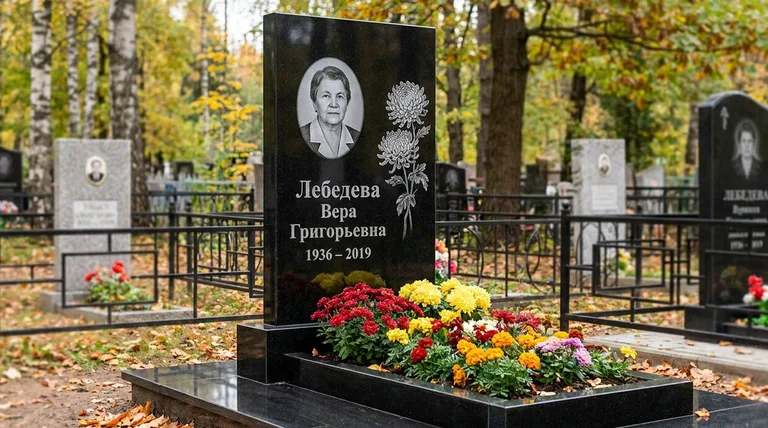 Памятник с гравировкой хризантем — выполненная работа «Лебедева» в Калининграде