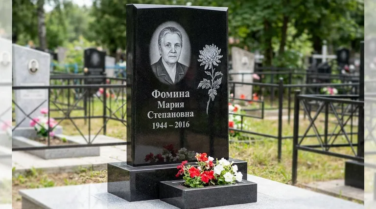 Памятник с гравировкой хризантем — выполненная работа «Фомина» в Калининграде