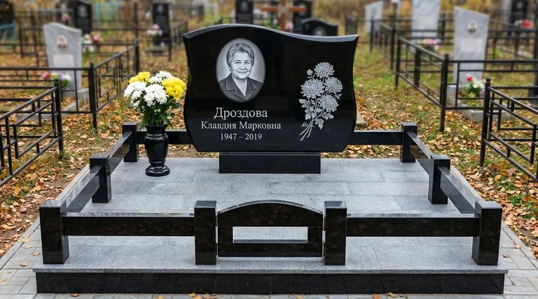 Памятник с гравировкой хризантем — выполненная работа «Дроздова» в Калининграде