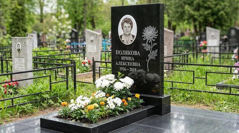 Памятник с гравировкой хризантем — выполненная работа «Полякова» в Калининграде
