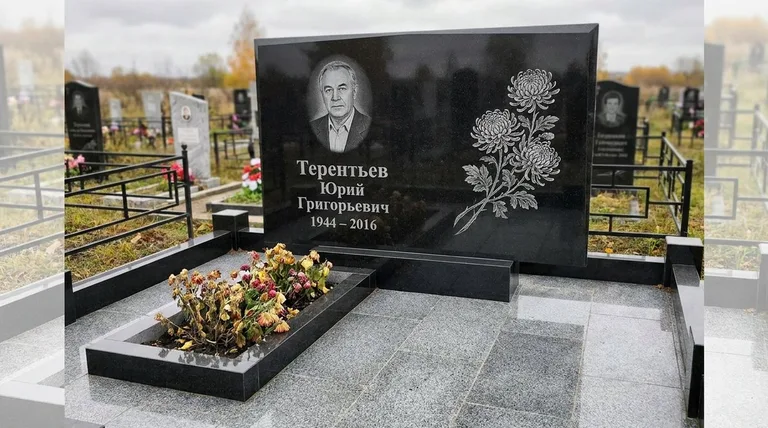 Памятник с гравировкой хризантем — выполненная работа «Терентьев» в Калининграде