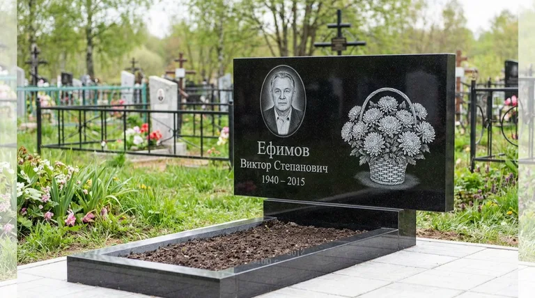 Памятник с гравировкой хризантем — выполненная работа «Ефимов» в Калининграде