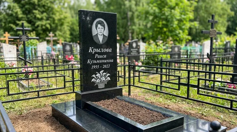 Памятник с гравировкой калл — выполненная работа «Крылова» в Калининграде