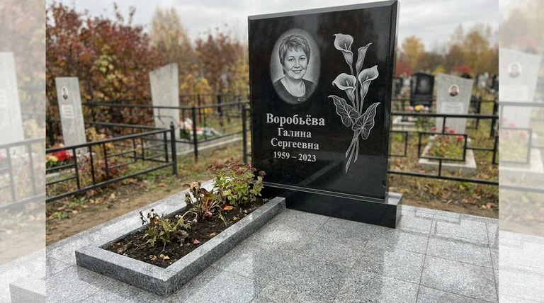Памятник с гравировкой калл — выполненная работа «Воробьёва» в Калининграде