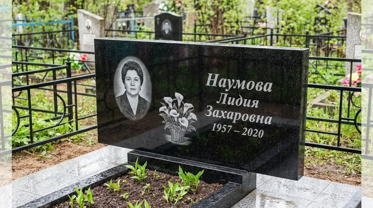 Памятник с гравировкой калл — выполненная работа «Наумова» в Калининграде