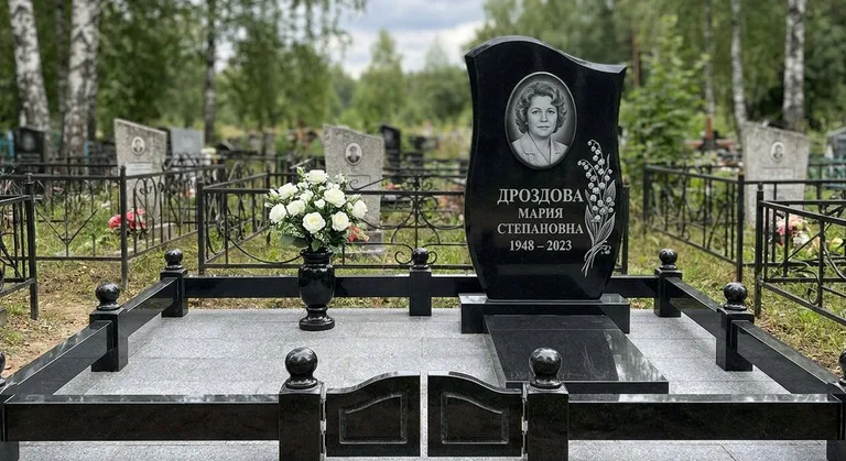 Памятник с гравировкой ландышей — выполненная работа «Дроздова» в Калининграде