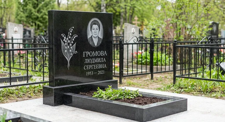 Памятник с гравировкой ландышей — выполненная работа «Громова» в Калининграде