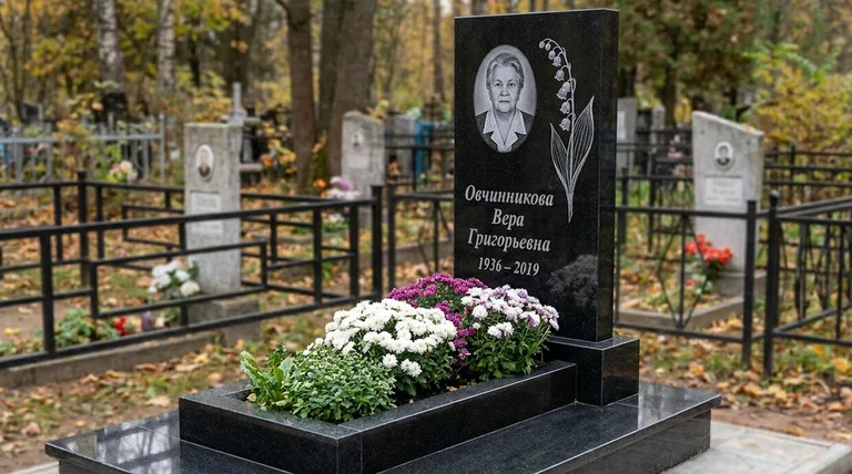 Памятник с гравировкой ландышей — выполненная работа «Овчинникова» в Калининграде