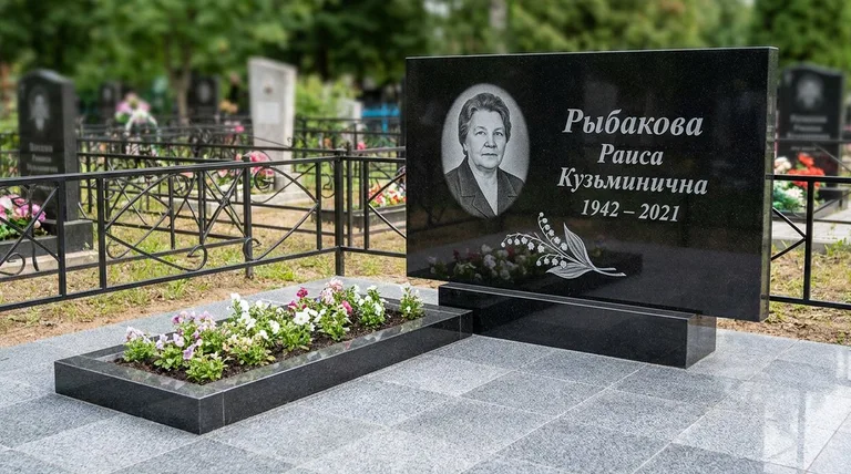 Памятник с гравировкой ландышей — выполненная работа «Рыбакова» в Калининграде