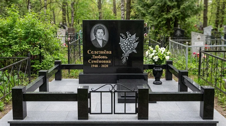 Памятник с гравировкой ландышей — выполненная работа «Селезнёва» в Калининграде