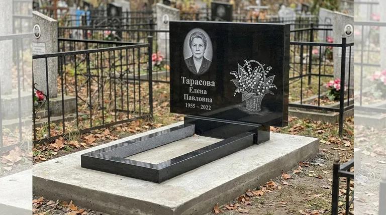 Памятник с гравировкой ландышей — выполненная работа «Тарасова» в Калининграде