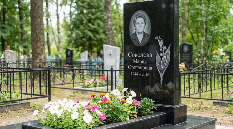 Памятник с гравировкой ландышей — выполненная работа «Соколова» в Калининграде