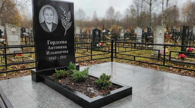 Памятник с гравировкой ландышей — выполненная работа «Гордеева» в Калининграде