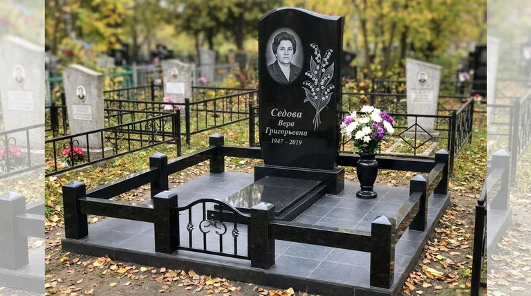 Памятник с гравировкой ландышей — выполненная работа «Седова» в Калининграде