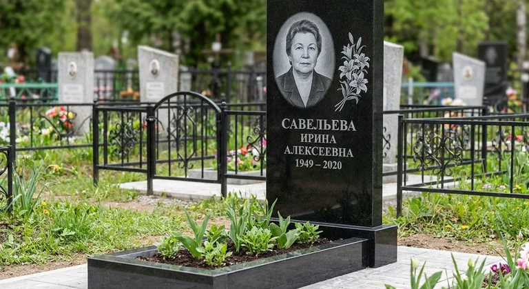 Памятник с гравировкой лилий — выполненная работа «Савельева» в Калининграде