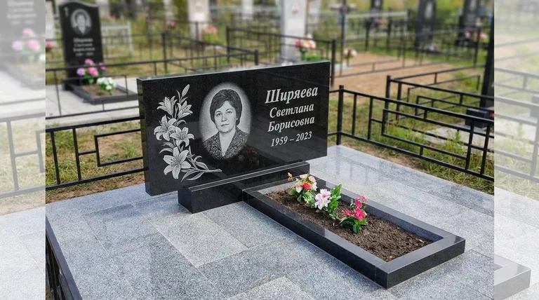 Памятник с гравировкой лилий — выполненная работа «Ширяева» в Калининграде