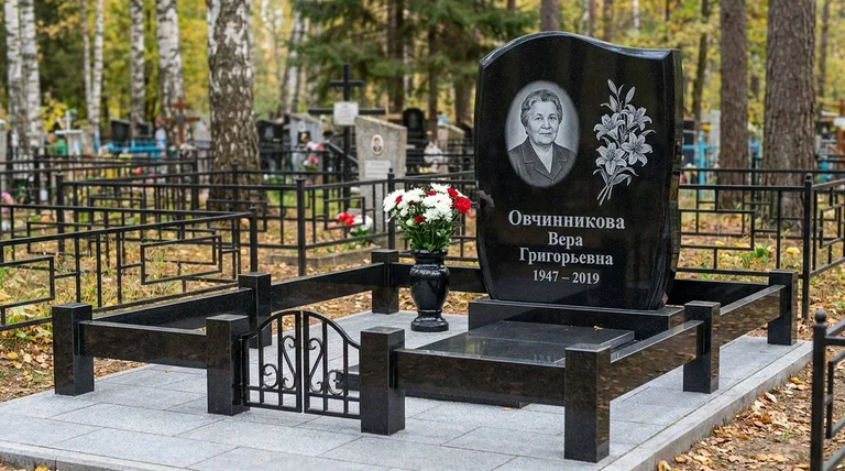 Памятник с гравировкой лилий — выполненная работа «Овчинникова» в Калининграде