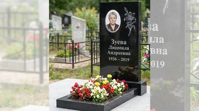 Памятник с гравировкой лилий — выполненная работа «Зуева» в Калининграде