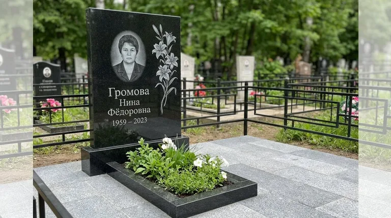 Памятник с гравировкой лилий — выполненная работа «Громова» в Калининграде