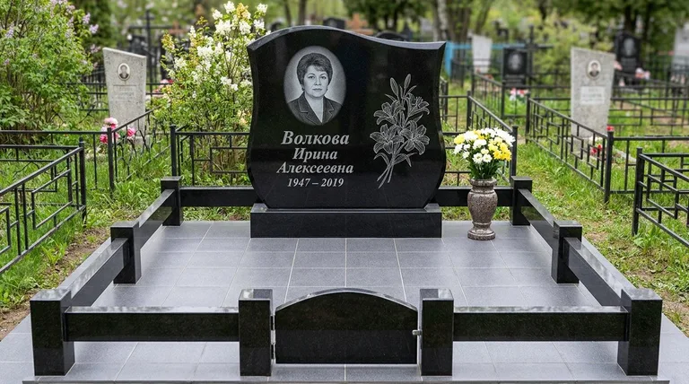 Памятник с гравировкой лилий — выполненная работа «Волкова» в Калининграде