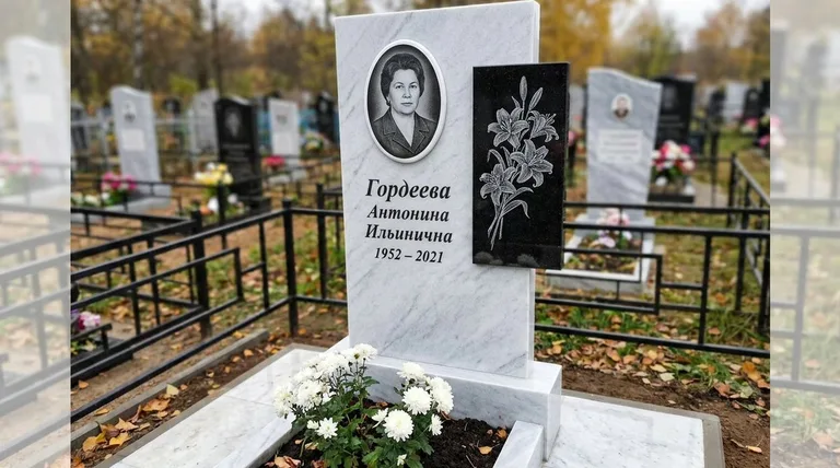 Памятник с гравировкой лилий — выполненная работа «Гордеева» в Калининграде