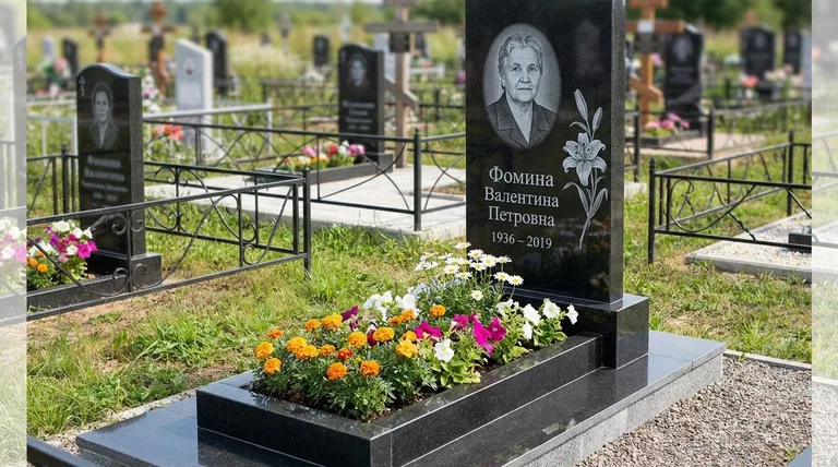 Памятник с гравировкой лилий — выполненная работа «Фомина» в Калининграде