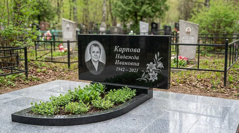 Памятник с гравировкой лилий — выполненная работа «Карпова» в Калининграде