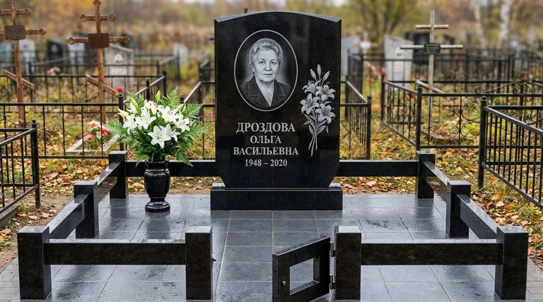 Памятник с гравировкой лилий — выполненная работа «Дроздова» в Калининграде