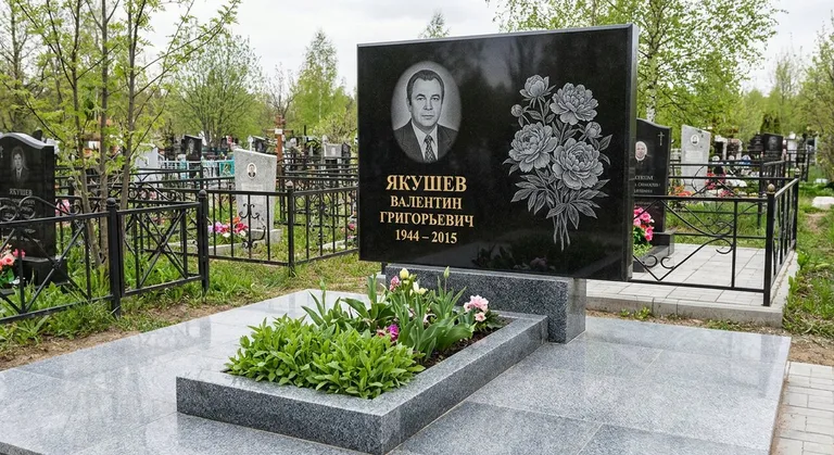 Памятник с гравировкой пионов — выполненная работа «Якушев» в Калининграде