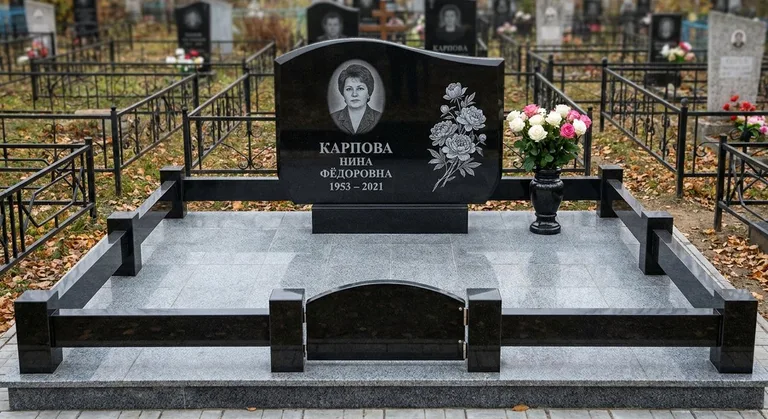 Памятник с гравировкой пионов — выполненная работа «Карпова» в Калининграде