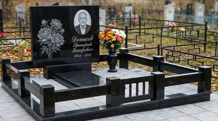 Памятник с гравировкой пионов — выполненная работа «Денисов» в Калининграде