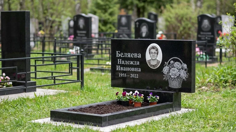 Памятник с гравировкой пионов — выполненная работа «Беляева» в Калининграде