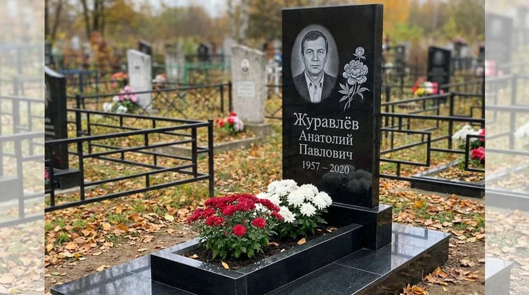 Памятник с гравировкой пионов — выполненная работа «Журавлёв» в Калининграде