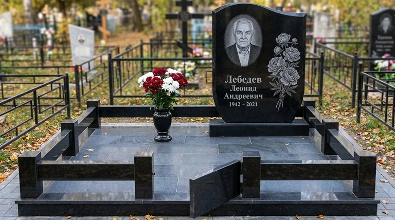 Памятник с гравировкой пионов — выполненная работа «Лебедев» в Калининграде