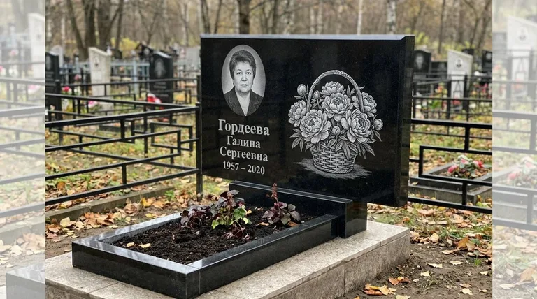 Памятник с гравировкой пионов — выполненная работа «Гордеева» в Калининграде